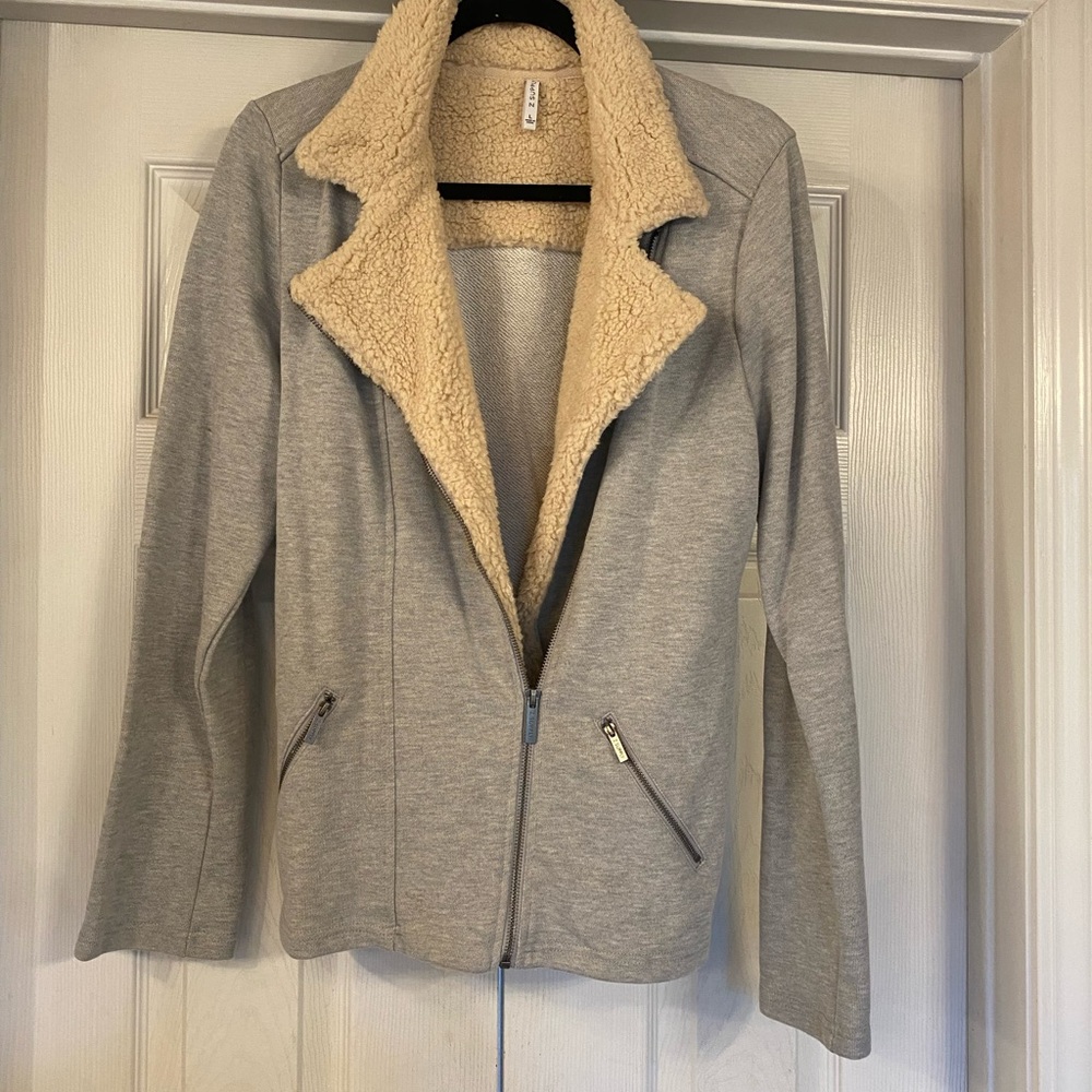 Z Supply soft gray zip jacket with tan faux sherpa collar.